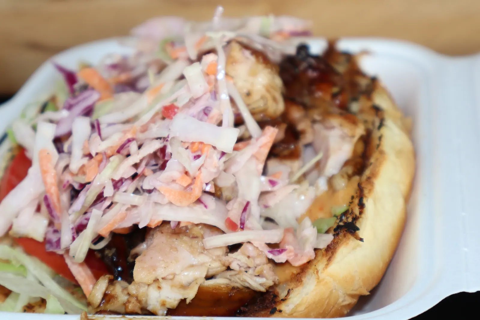 Broodje met gegrilde kippendij en coleslaw